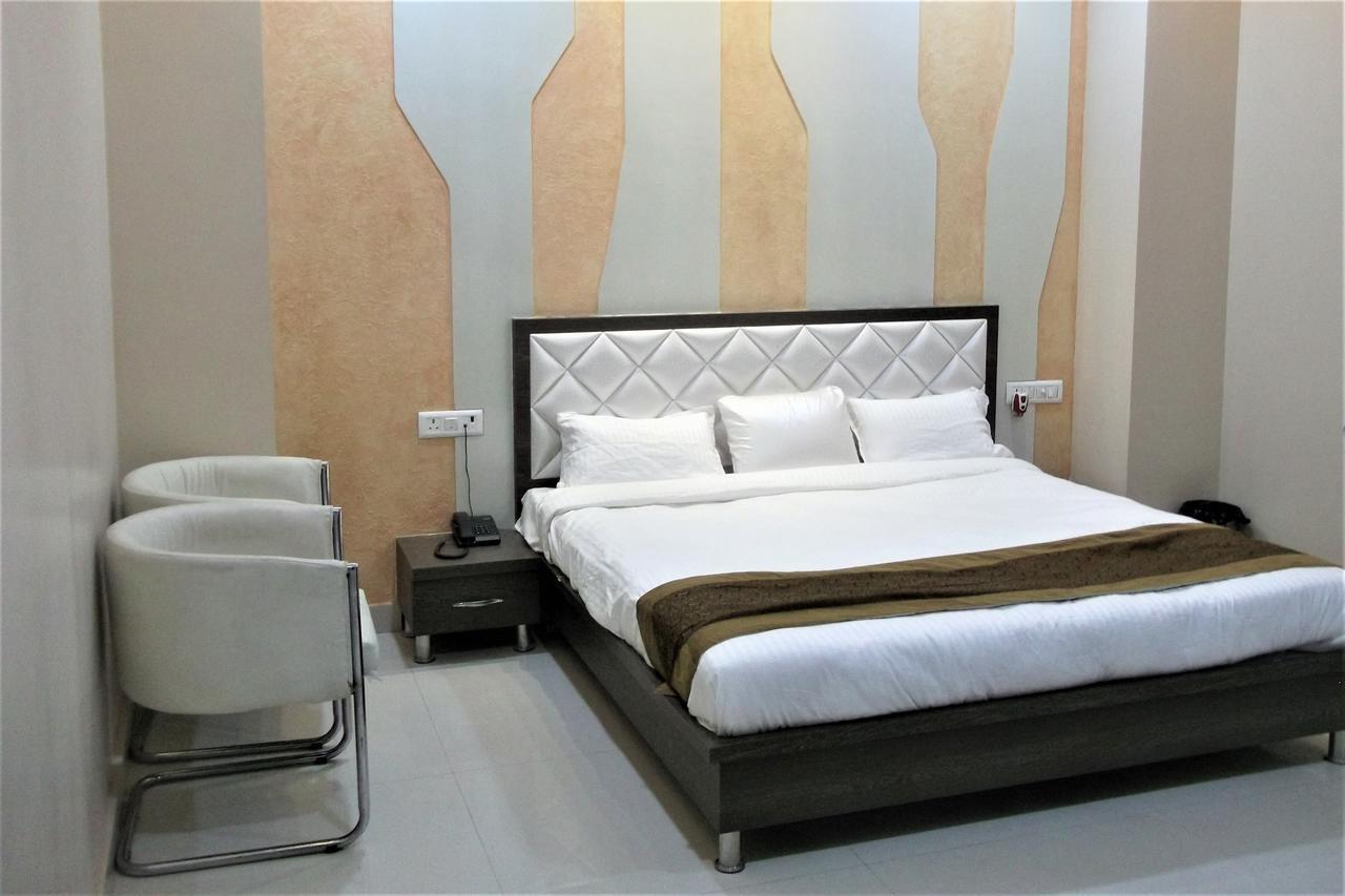 Oyo 10360 Hotel Grand Manoranjan Gorakhpur Exteriör bild