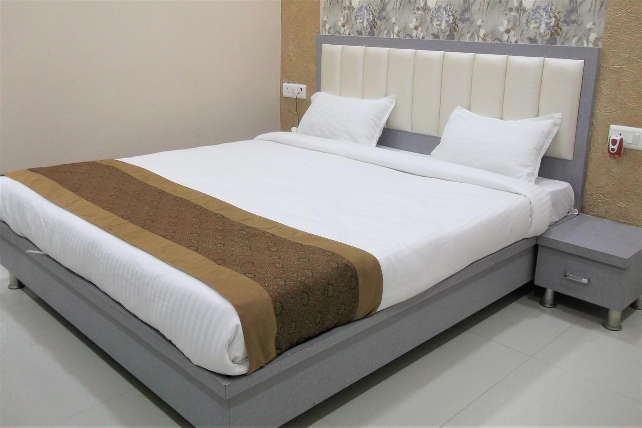Oyo 10360 Hotel Grand Manoranjan Gorakhpur Exteriör bild