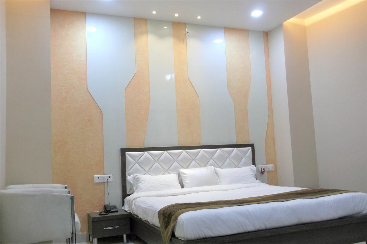 Oyo 10360 Hotel Grand Manoranjan Gorakhpur Exteriör bild