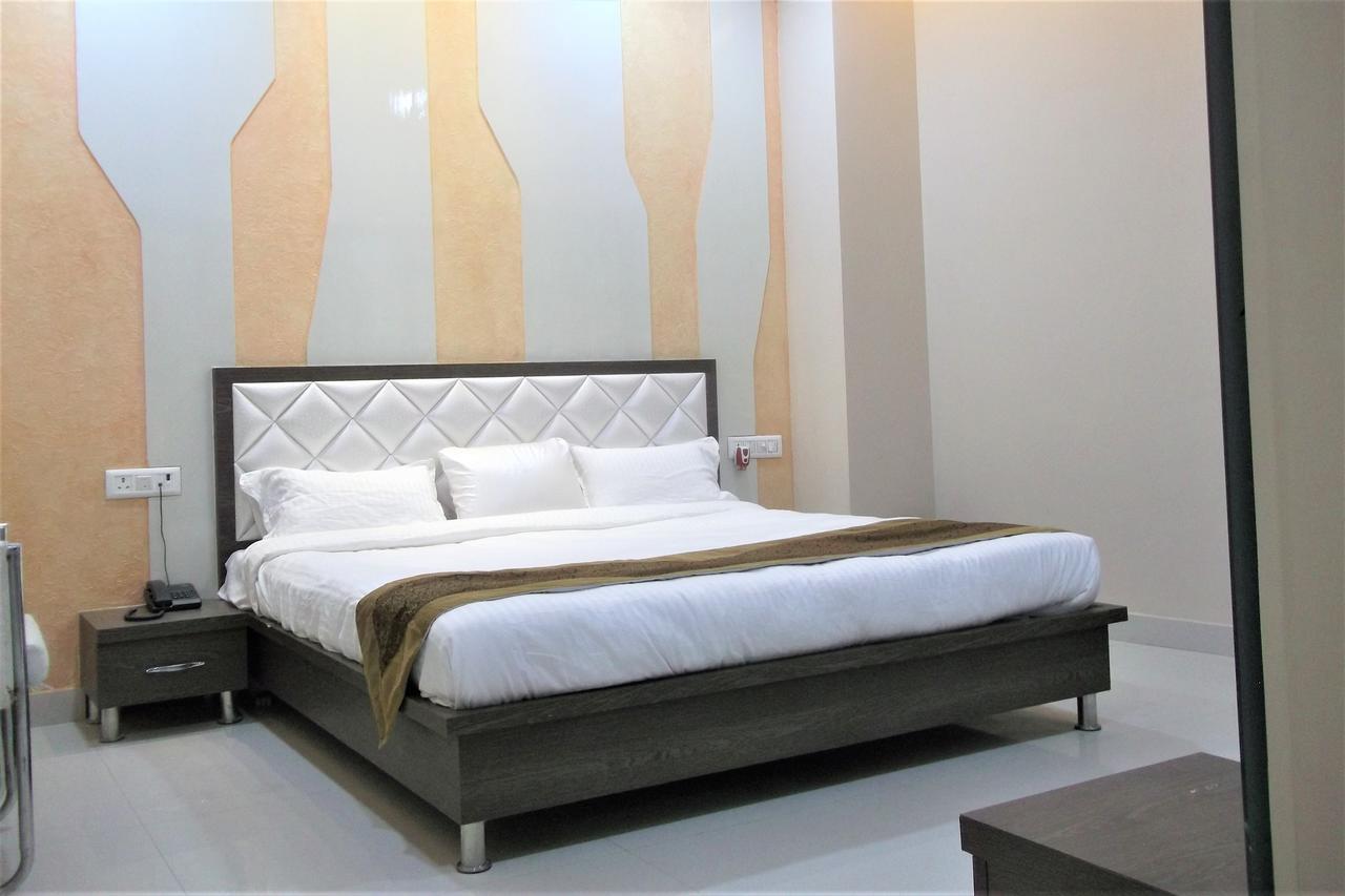 Oyo 10360 Hotel Grand Manoranjan Gorakhpur Exteriör bild