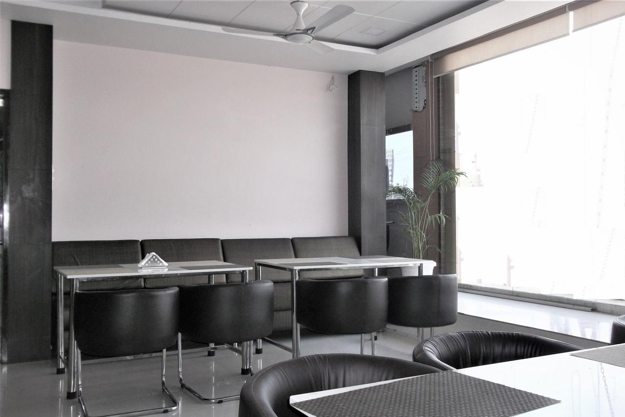 Oyo 10360 Hotel Grand Manoranjan Gorakhpur Exteriör bild
