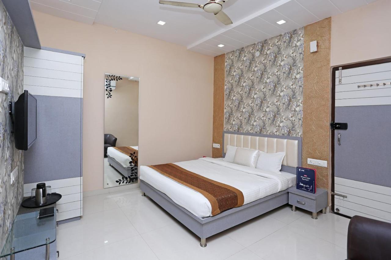 Oyo 10360 Hotel Grand Manoranjan Gorakhpur Exteriör bild